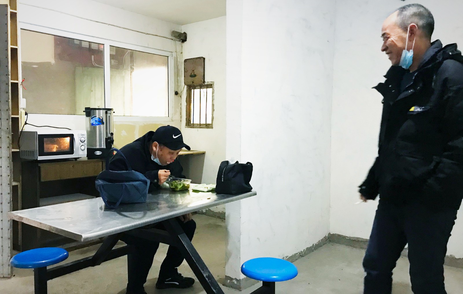 10月份，公司新租建駕駛員休息室之一，駕駛員在休息室內愉悅休息與交談.jpg